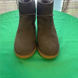 UGGS WEDGE SNOW BOOTS